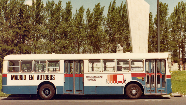 Los autobuses históricos de la EMT aparcan en el Paseo del Prado por un día