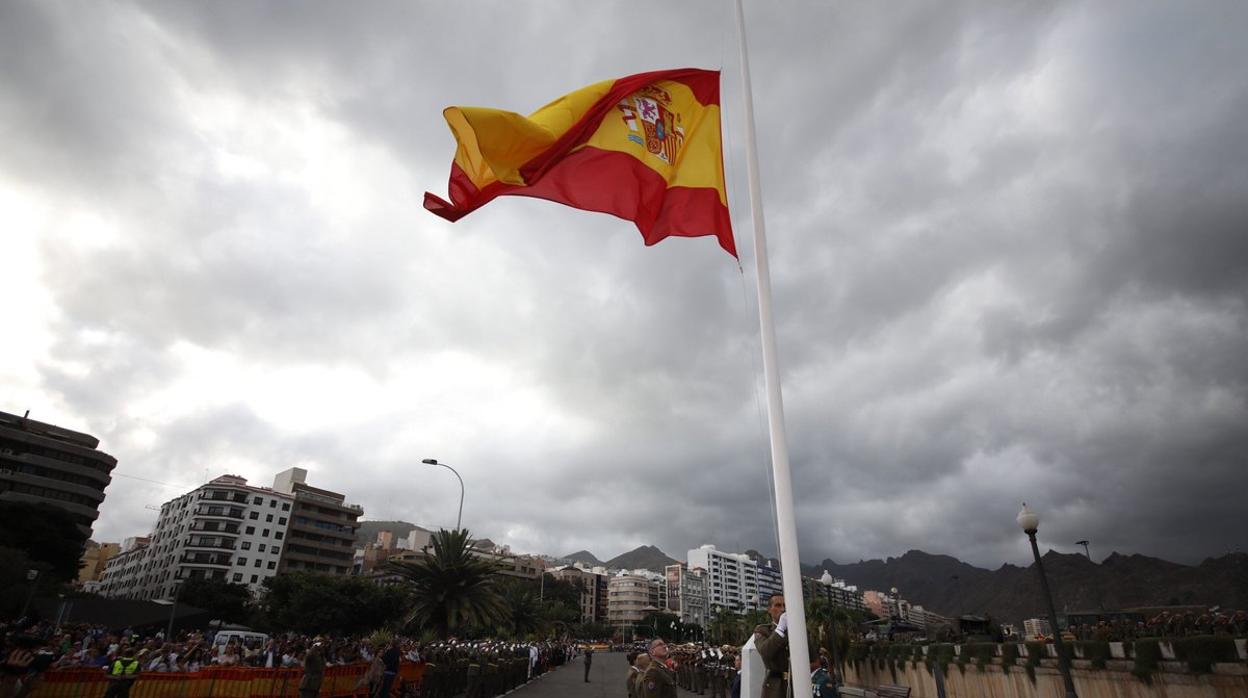 El jefe del mando de Canarias, el teniente general Carlos Palacios Zaforteza, arrió la bandera en Tenerife