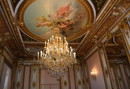 El salón Luis XV tiene una lámpara con 5.000 cristales de La Granja