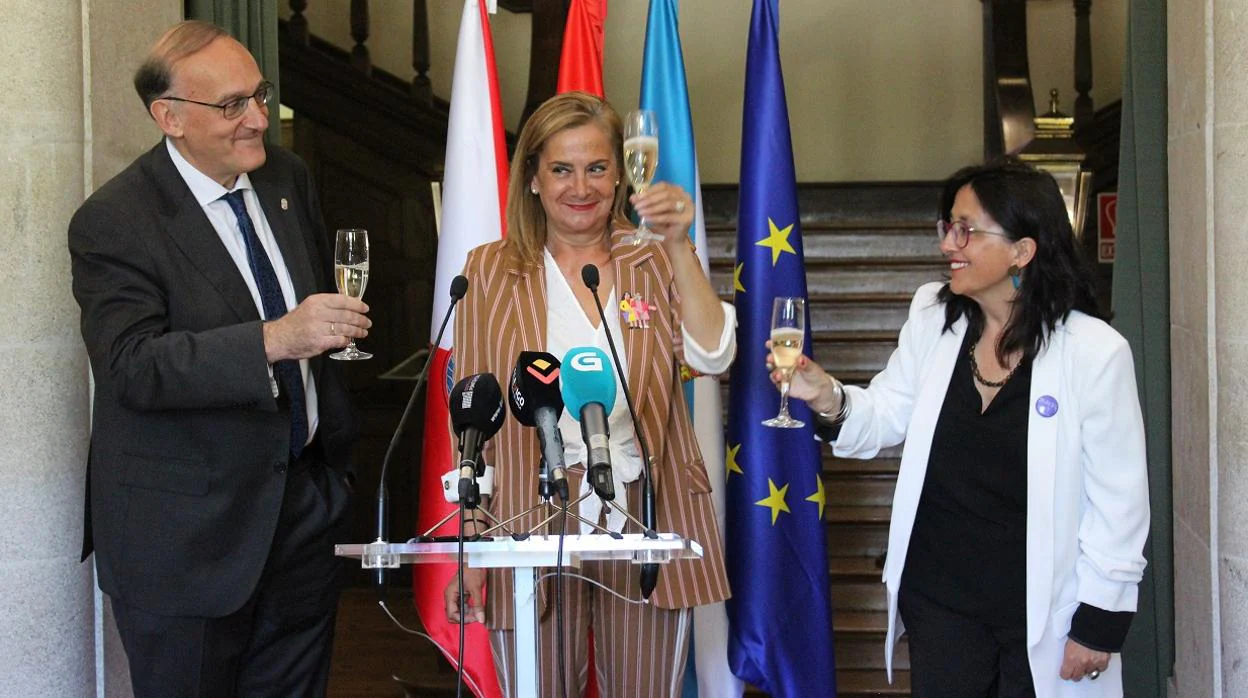 Los responsables de la Universidad de Vigo brindan con la presidenta de la Diputación, Carmela Silva, tras la firma del convenio
