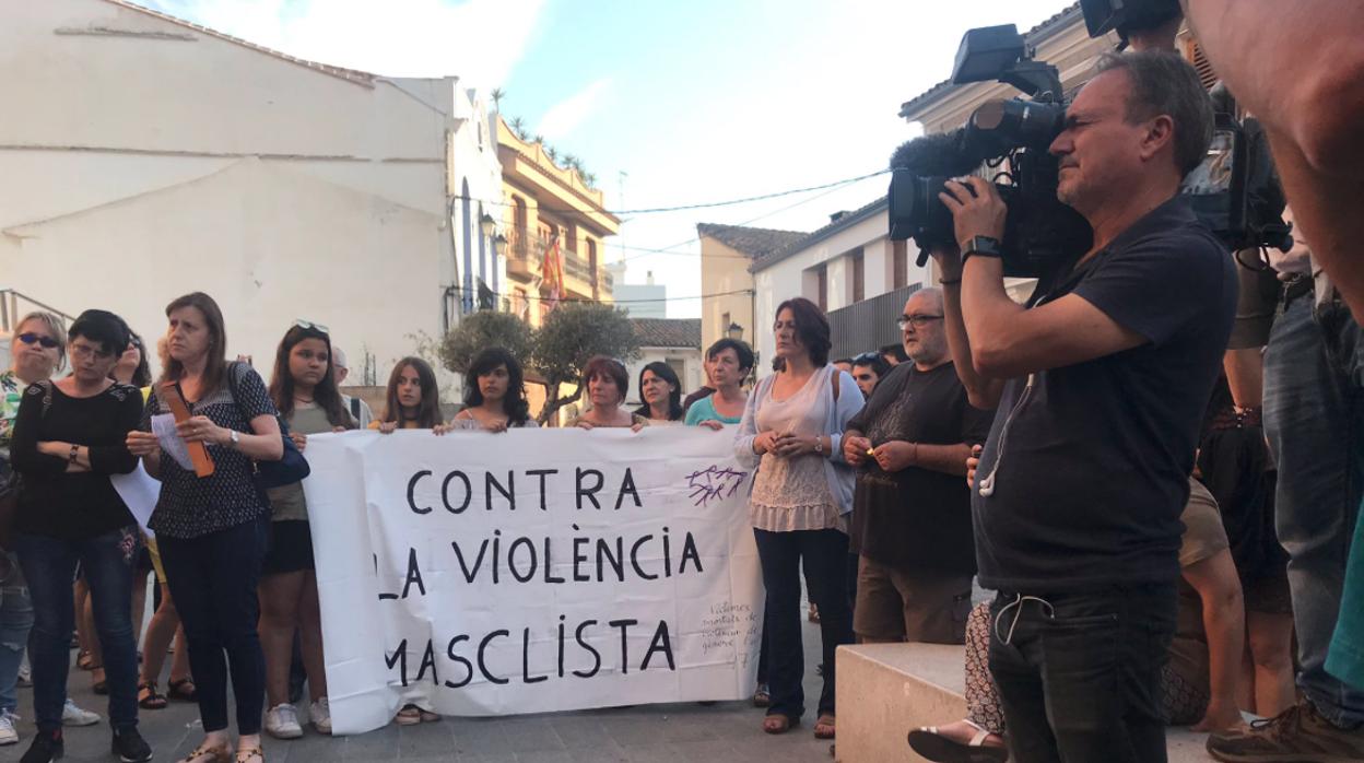 Vecinas y vecinos durante la cacerolada de este lunes en Alboraia