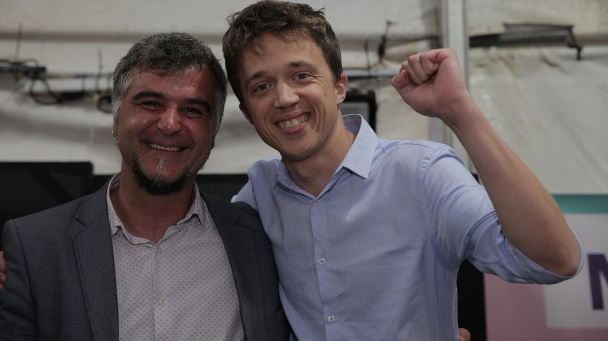 Íñigo Errejón, con el candidato de Más Madrid-Ganar Móstoles, Gabriel Ortega, el pasado 2 de mayo