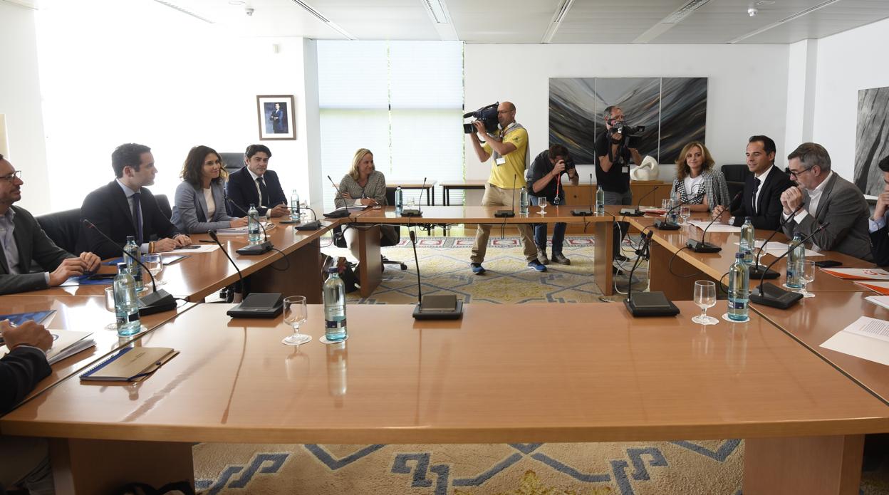 Díaz Ayuso (izq) y Aguado (dcha), en la mesa de negociación entre PP y Ciudadanos en la Asamblea