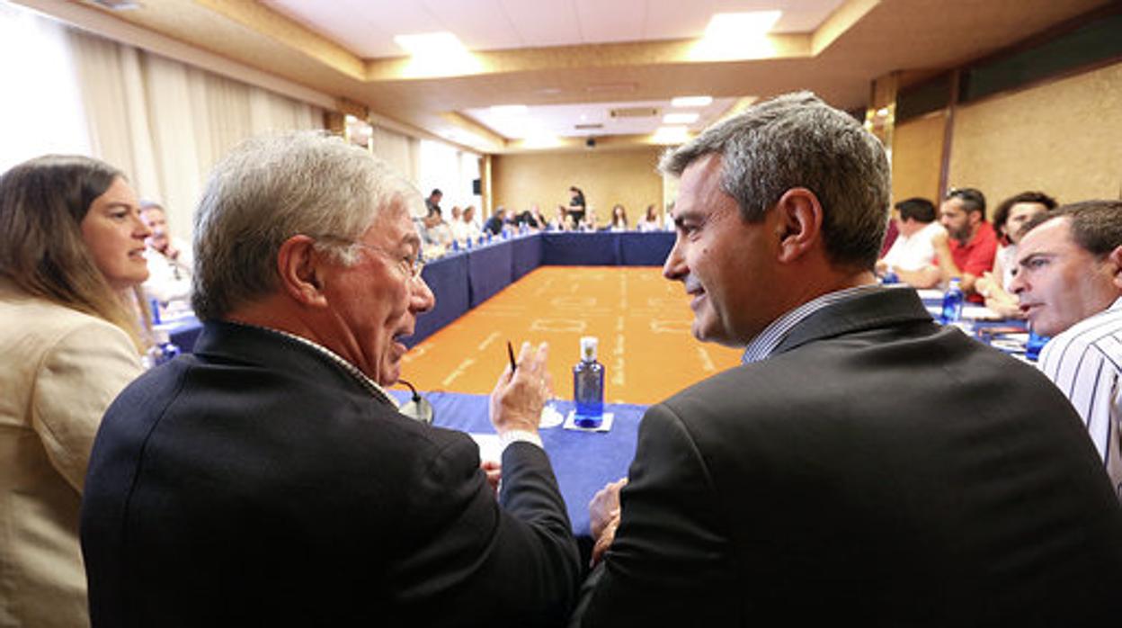 José Manuel Tofiño y Álvaro Gutiérrez, a la izquierda, conversan durante la comisión