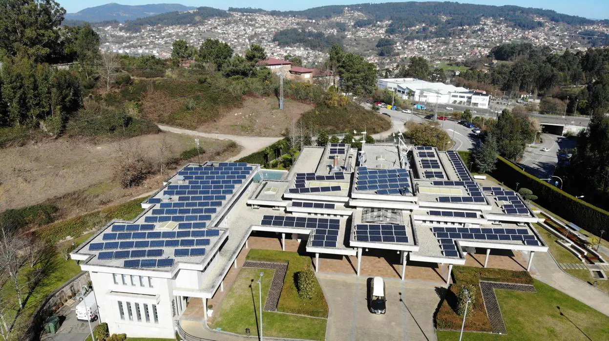 Placas fotovoltaicas en el tejado del tanatorio Vigo Memorial, instaladas por Porto Solar