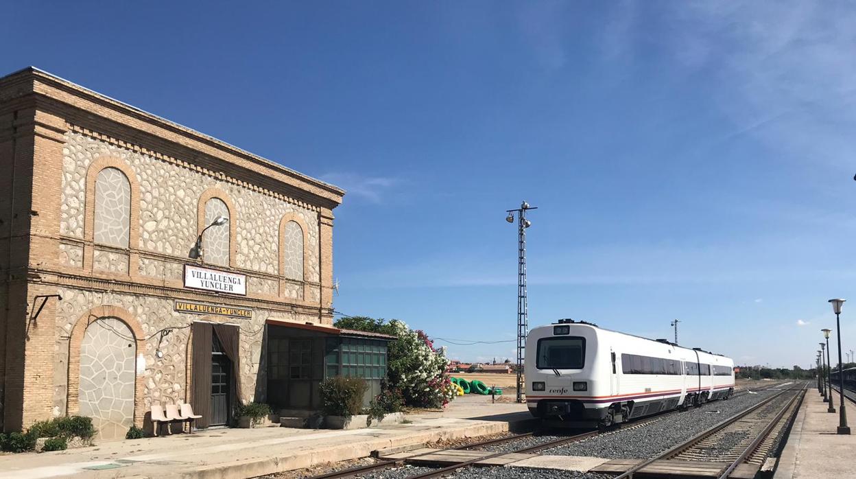 El tren, esta mañana, en la estación de Villaluenga-Yuncler