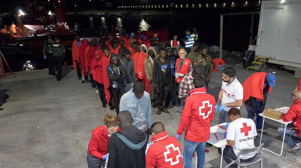 Imagen de la llegada el domingo a Motril de los inmigrantes rescatados en dos pateras