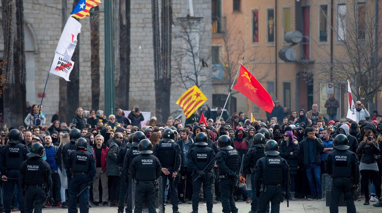 Los mossos contienen a manifestantes independentistas