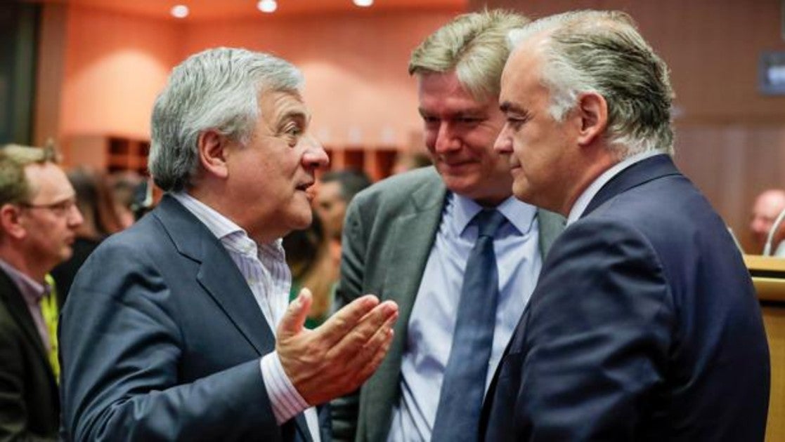 Antonio Tajani (i) conversa con Esteban González Pons (d)