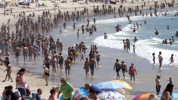 Vigo consulta a sus vecinos si se prohíbe fumar en las playas