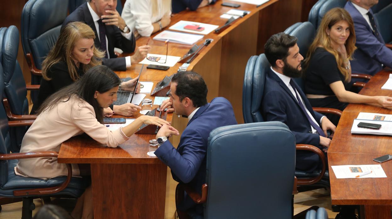 Ignacio Aguado y Rocío Monasterio hablan, ayer, durante el pleno de constitución de la Asamblea