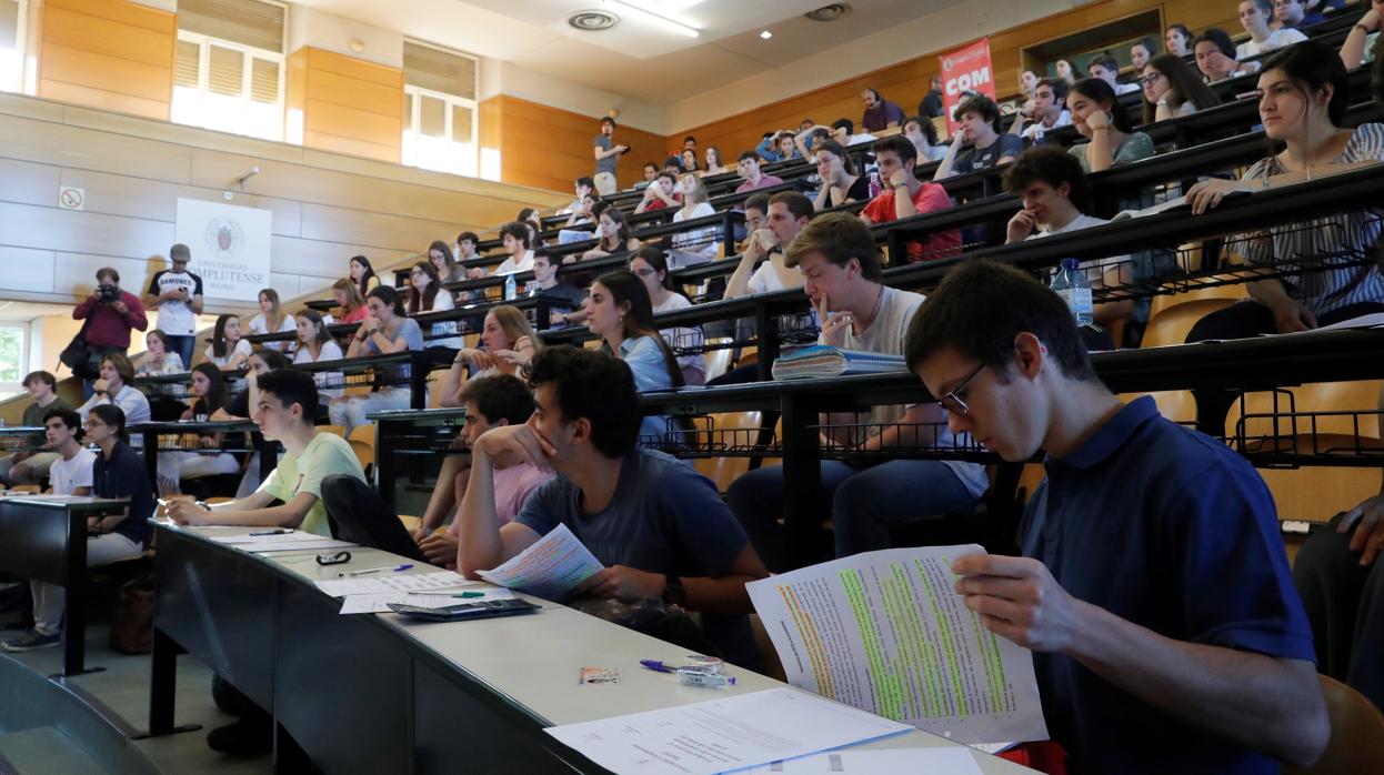 Alumnos revisan sus apuntes antes de iniciarse los exámenes