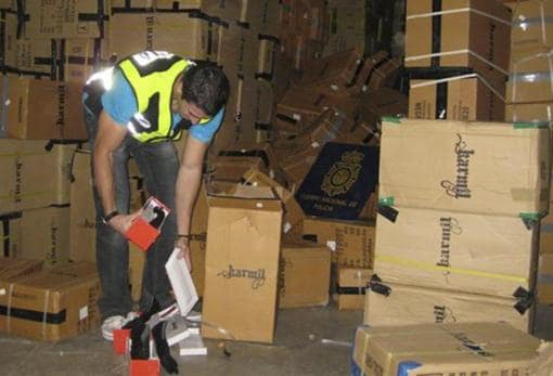 Incautación de miles de zapatos falsficados en Elche