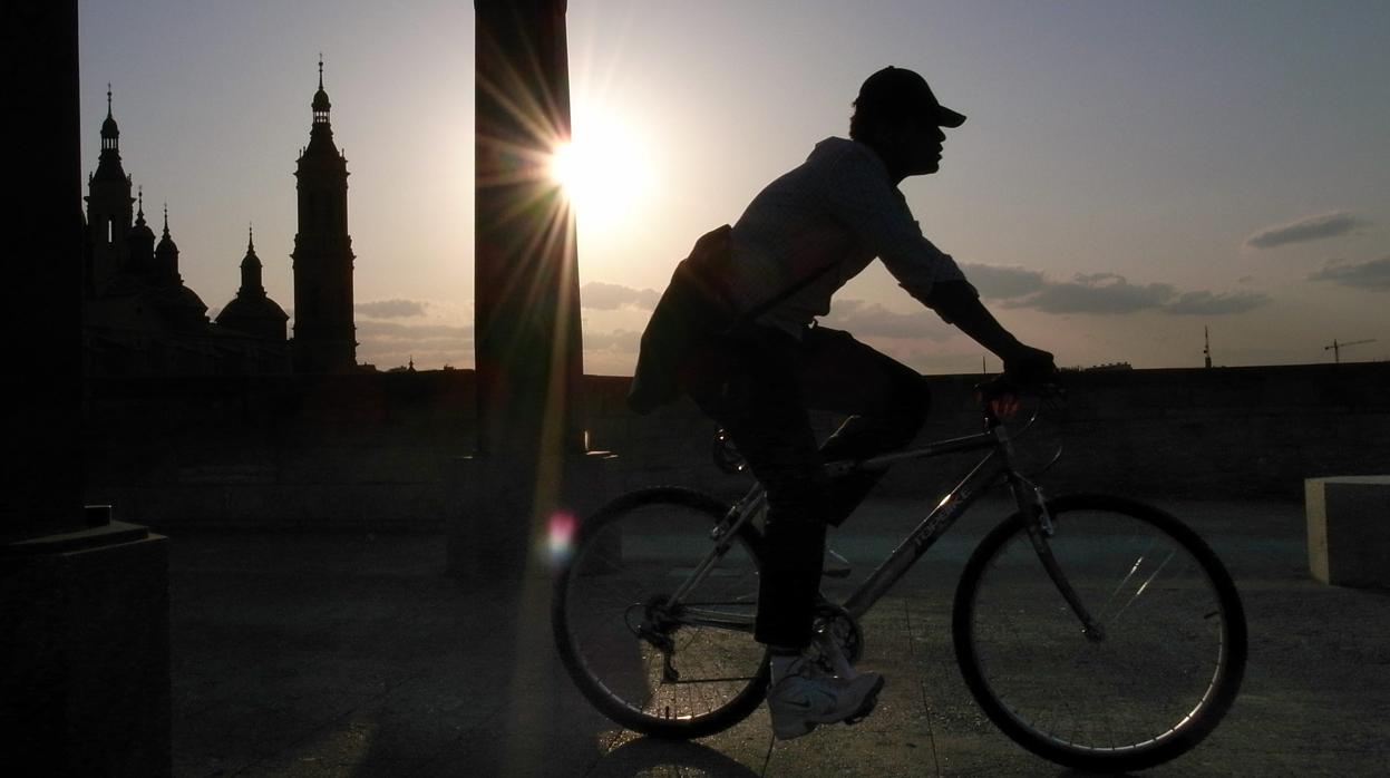 Imagen de un ciclista con la Basílica del Pilar al fondo