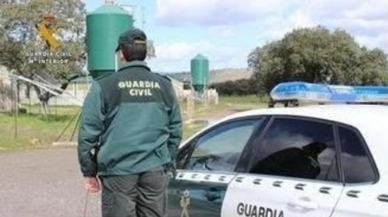 Agente de la Guardia Civil durante la investigación del incendio