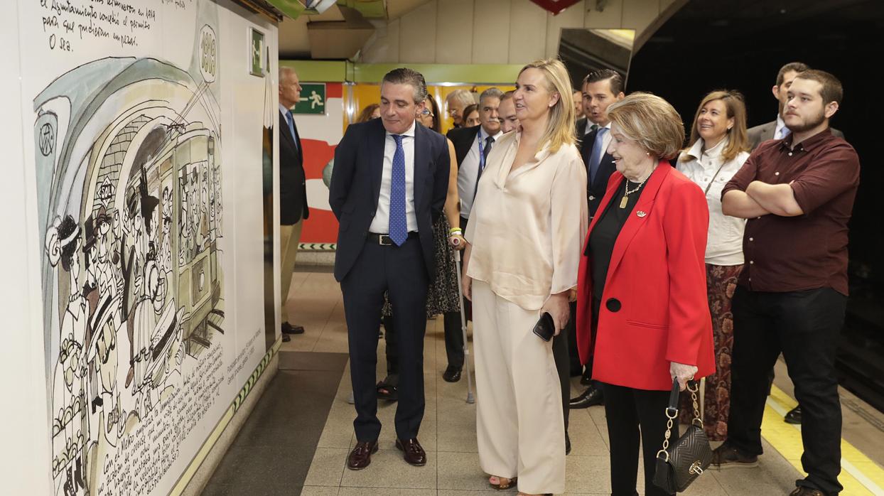 La viuda de Mingote, Isabel Vigiola, junto a la consejera de Transporte, Rosalía Gonzalo, en la estación de Rubén Darío