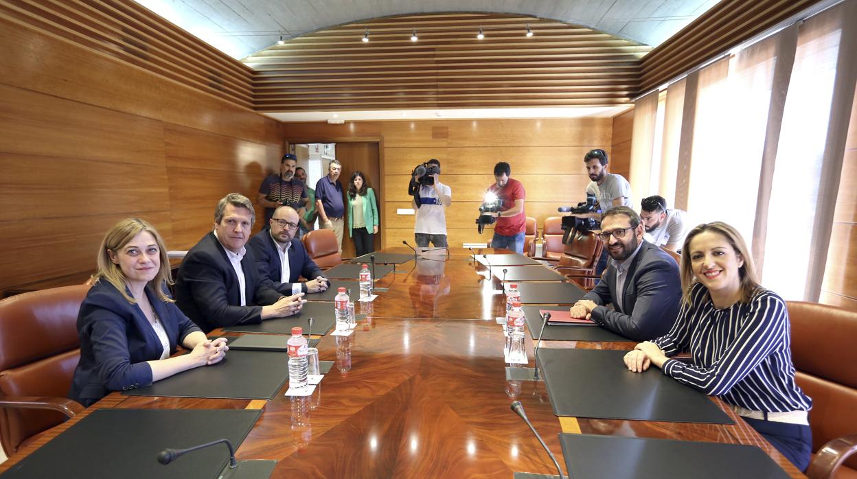 Acuerdo histórico entre Ciudadanos y PSOE, En la imagen, en las Cortes regionales, donde se ha celebrado el encuentro