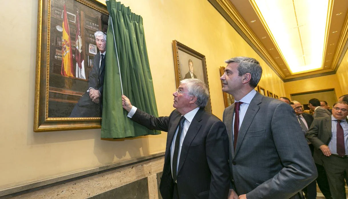 Tofiño, junto a Gutiérrez, descubre el cuadro que desde este jueves está colgado en el pasillo de Presidencia