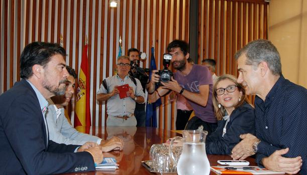 PP y Cs acuerdan gobernar juntos el ayuntamiento y la diputación de Alicante