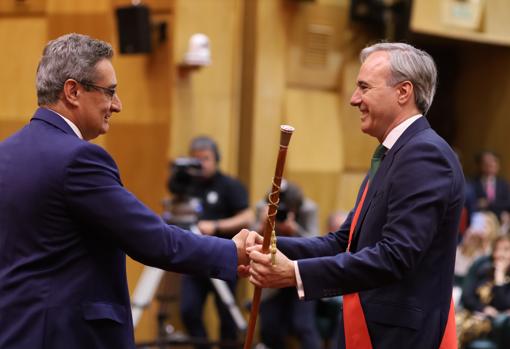 Azcón (PP) es saludado por Julio Calvo (Vox) tras recibir el bastón de mando de alcalde