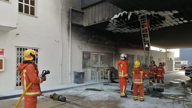 Un hombre sufre quemaduras graves en medio cuerpo en el incendio de una gasolinera en Quart de Poblet