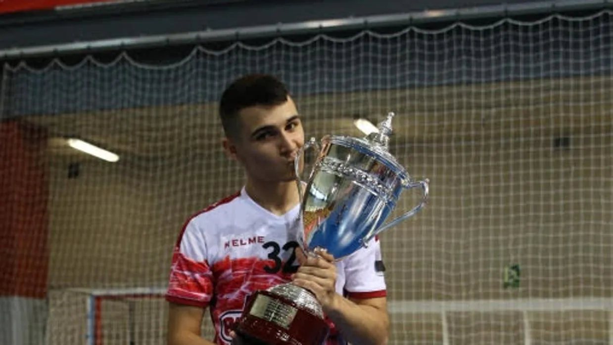 Lorenzo Cano Figueroa «Loren», con el título de Copa