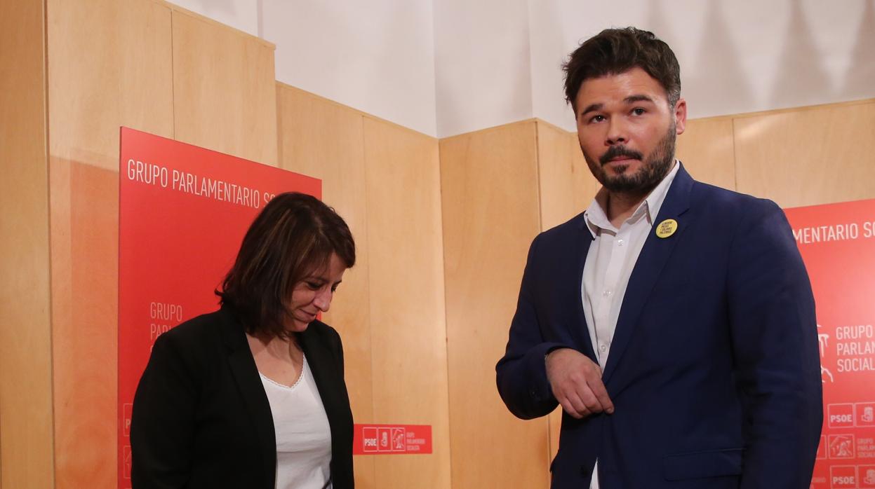 La portavoz socialista, Adriana Lastra, junto al portavoz de ERC, Gabriel Rufián, durante su reunión en el Congreso de los Diputados