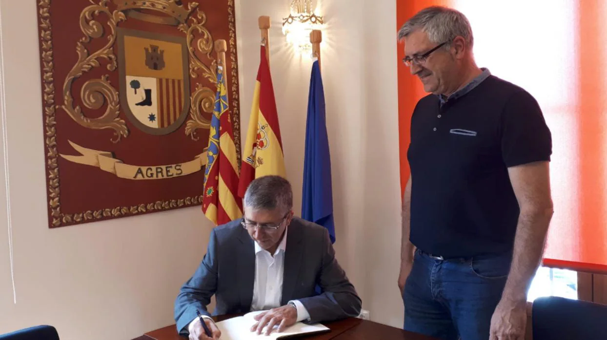 El alcalde de Agres, Josep Manel Francés, junto al exconseller Rafael Climent, en una visita al municipio