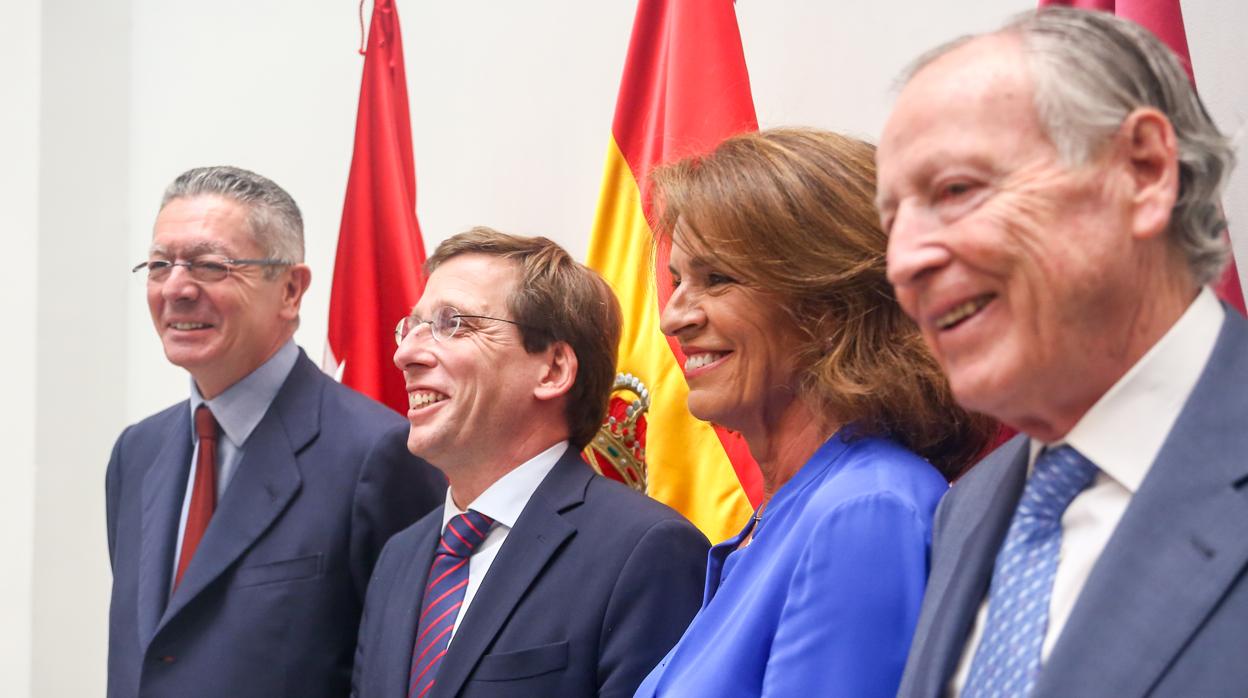 Almeida, junto a los exalcaldes del PP Gallardón, Ana Botella y Álvarez del Manzano