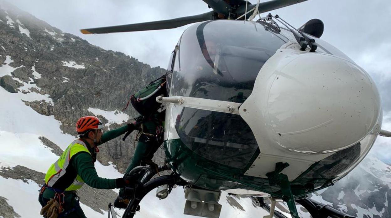 El helicóptero de la Guardia Civil, durante el operativo de rescate