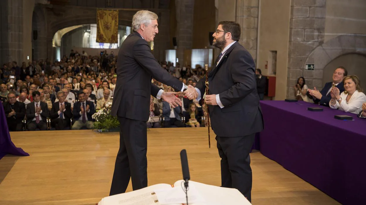 El alcalde saliente, José Luis Rivas (i), entrega el Bastón de Mando al nuevo alcalde