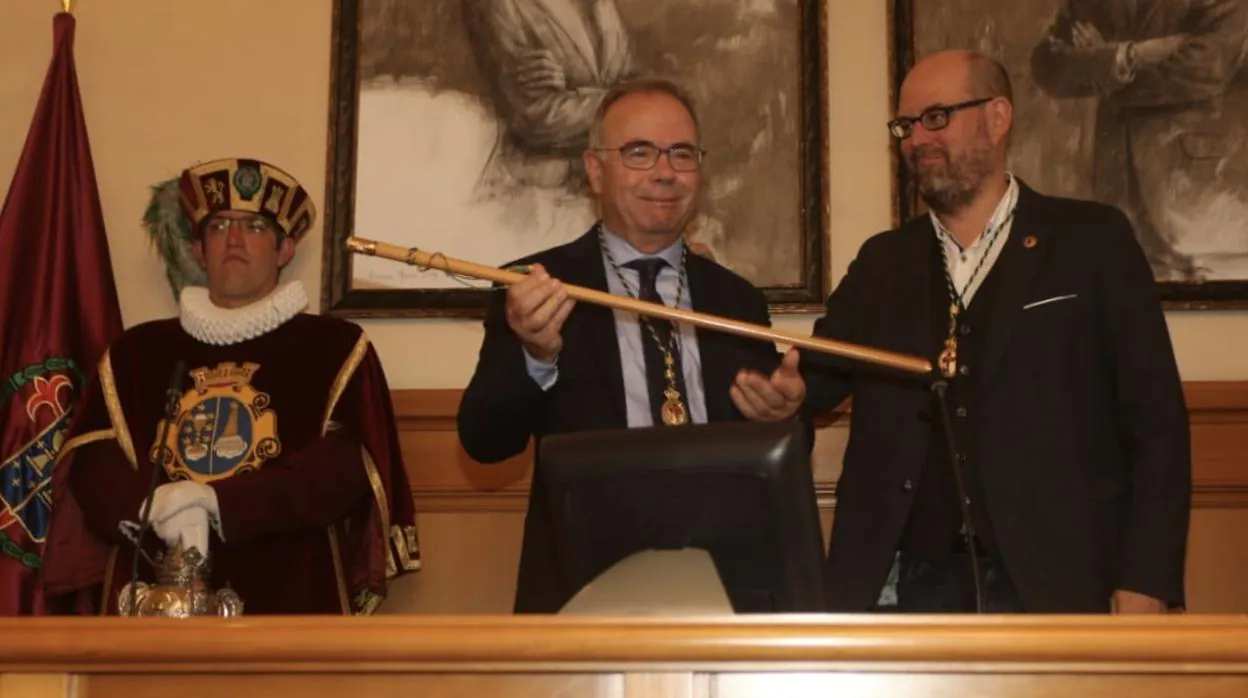 Bugallo muestra el bastón de mando, junto al alcalde saliente, Martiño Noriega