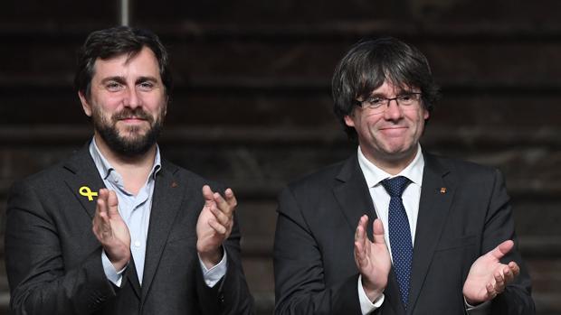 Llarena rechaza suspender la orden de detención contra Puigdemont y Comín