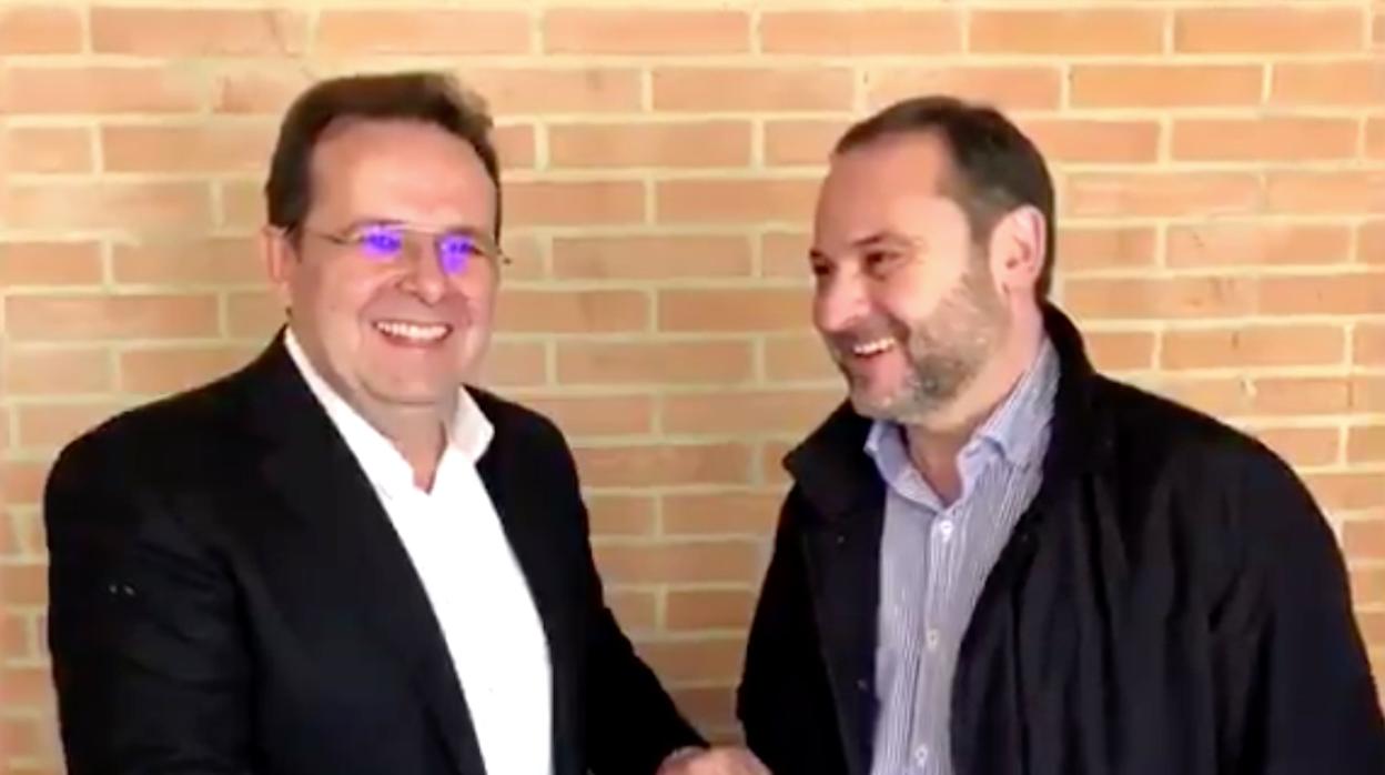 Dimas Vázquez junto a José Luis Ábalos en la imagen difundida por el candidato en Twitter junto a un vídeo de apoyo del ministro