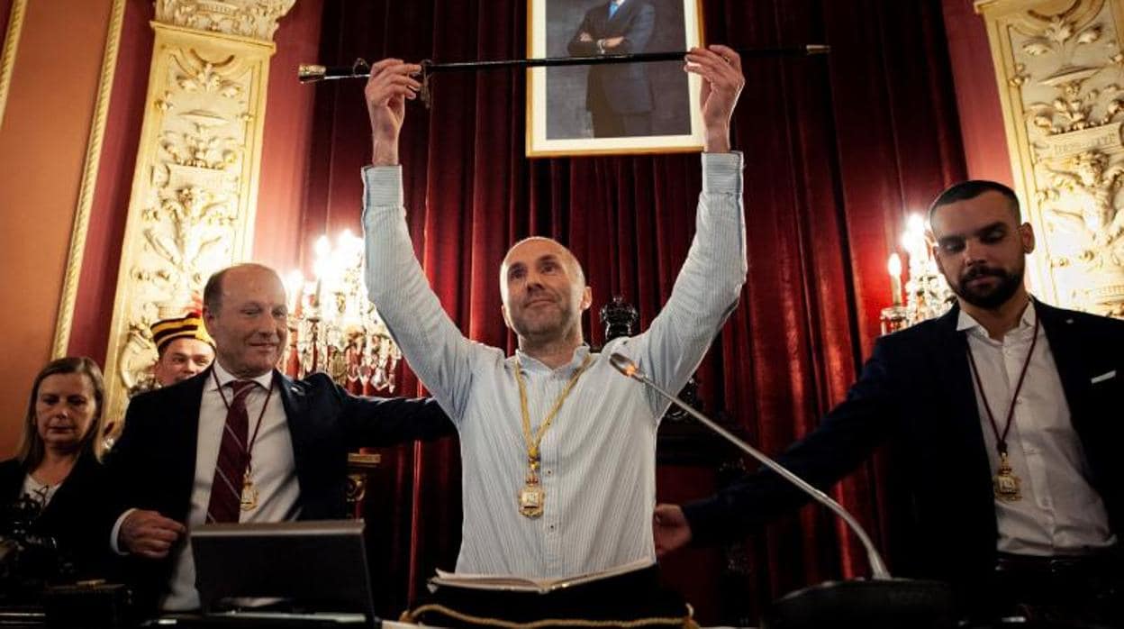 Gonzalo Pérez Jácome, con el bastón de mando, tras ser elegido alcalde de Orense