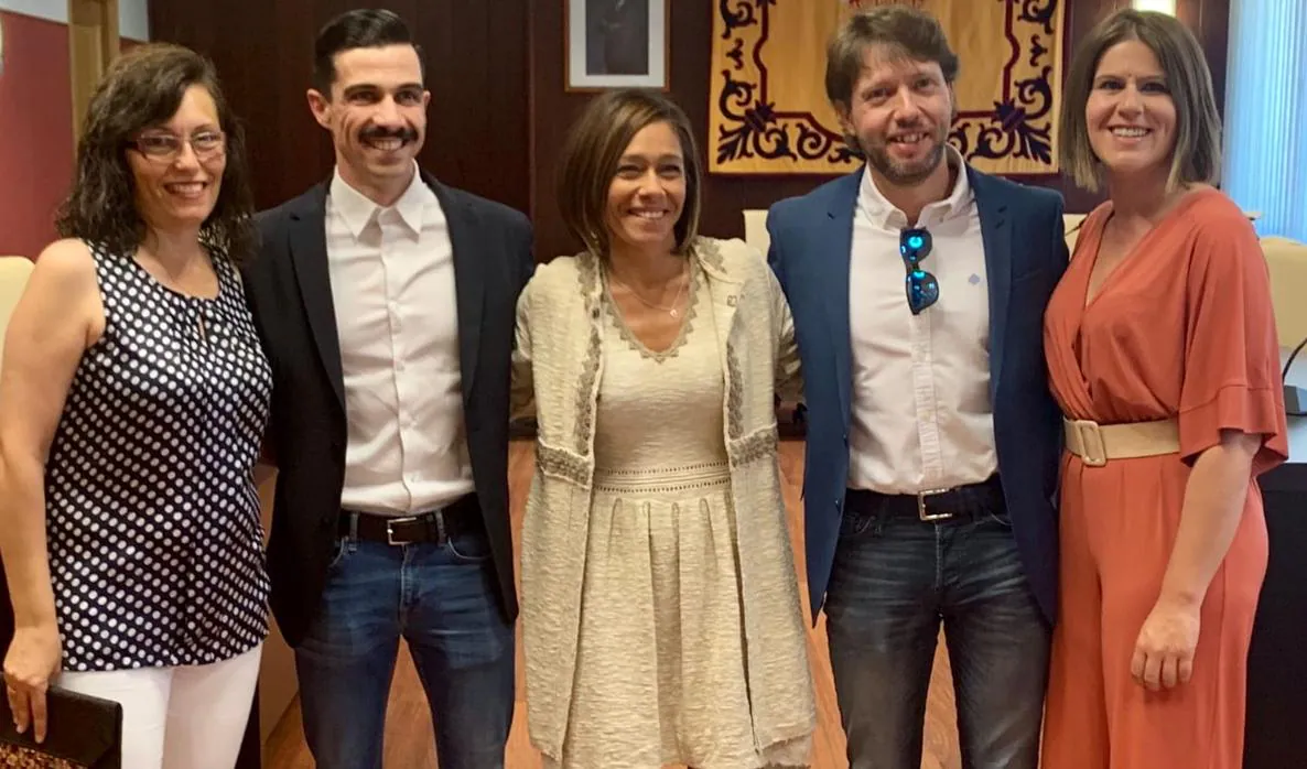 Charo Navas (en el centro), del PSOE, nueva alcaldesa de Olías del Rey con la ayuda de Ciudadanos