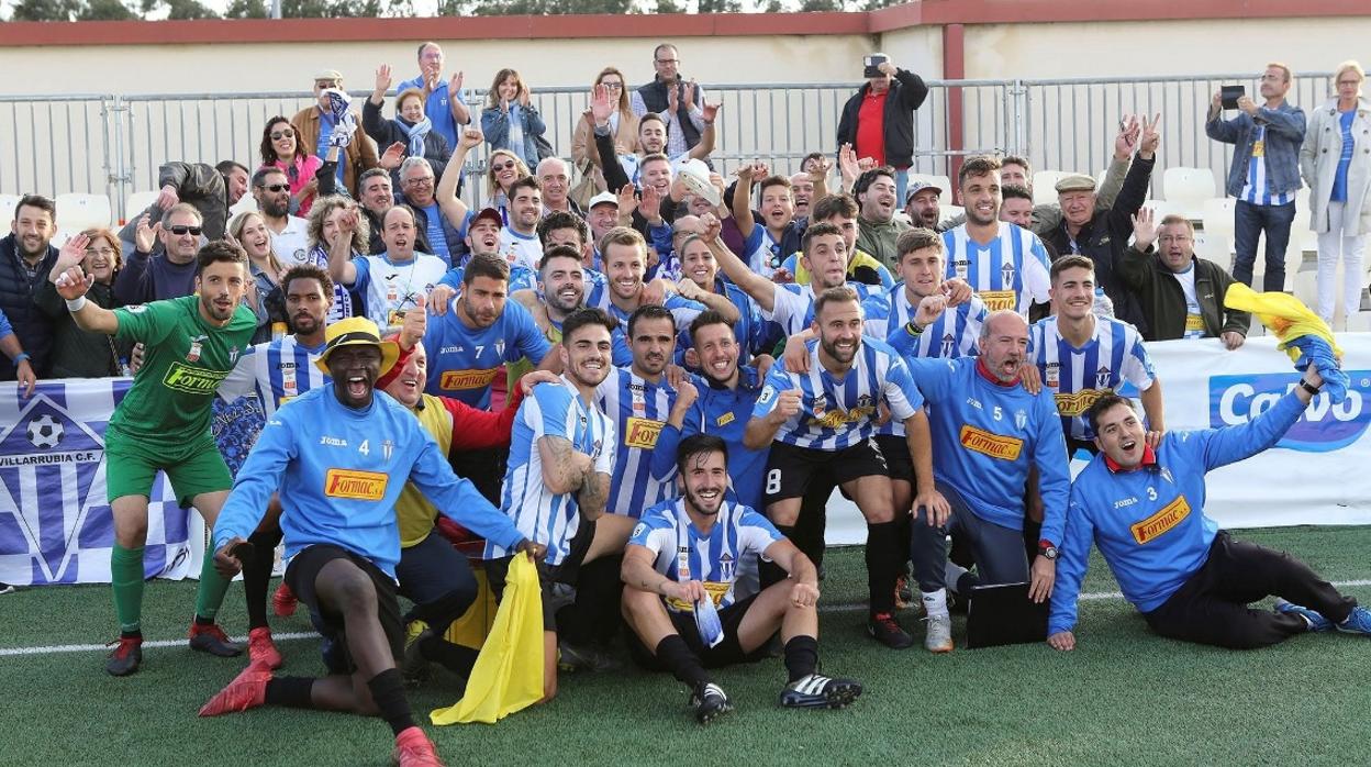 Los jugadores del Villarrubia celebran el pase a la final del «play-off» en tierras gallegas