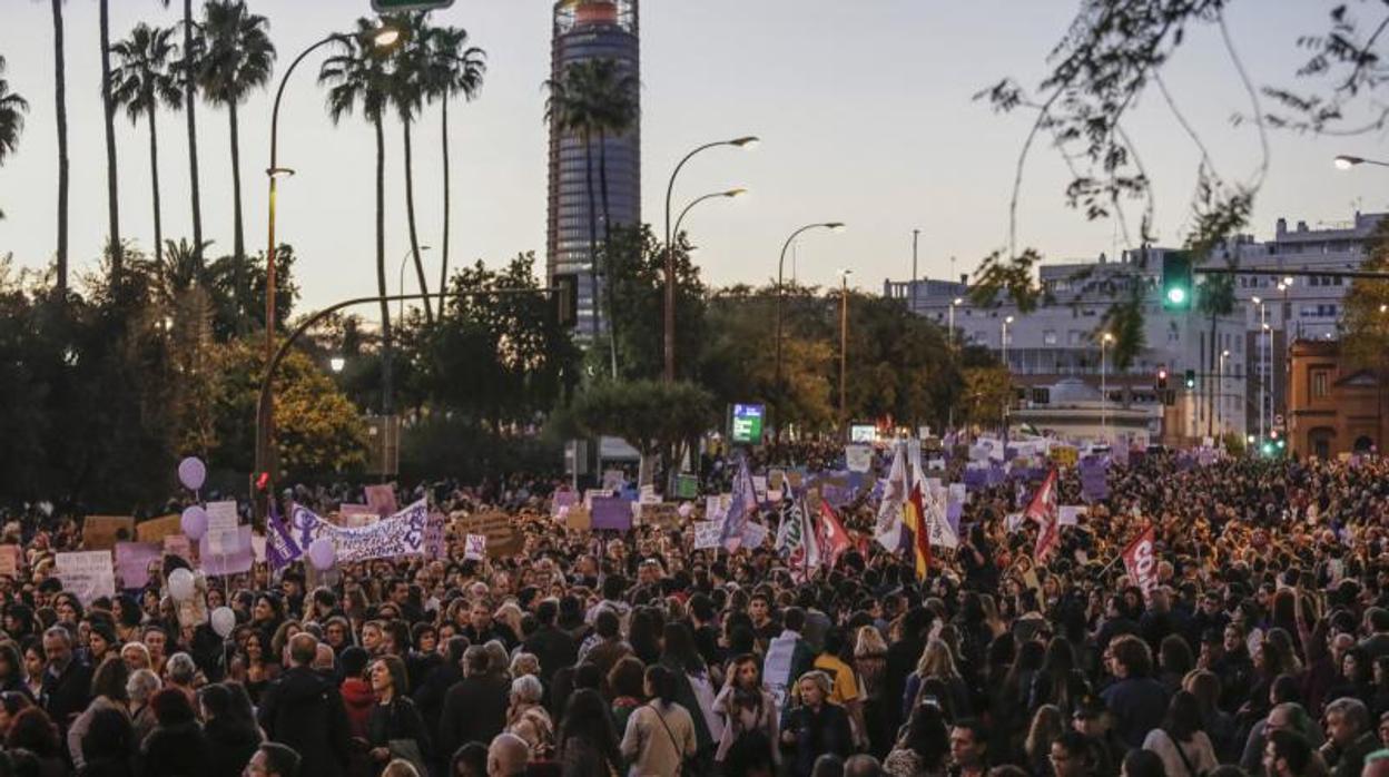 Numerosas personas marchan cada año para pedir igualdad de género, 8-M