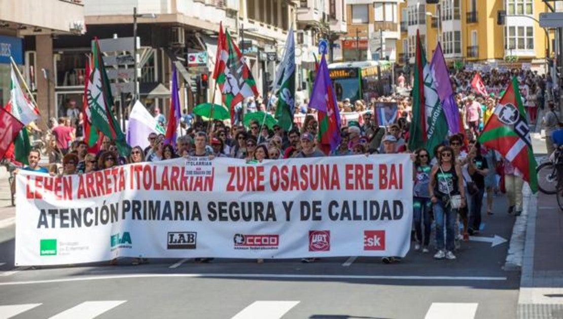 Varios cientos de trabajadores de la Atención Primaria de Osakidetza se manifiestan este lunes en Vitoria