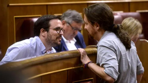 El coordinador estatal de IU, Alberto Garzón y el secretario general de Podemos, Pablo Iglesias, en el Congreso de los Diputados