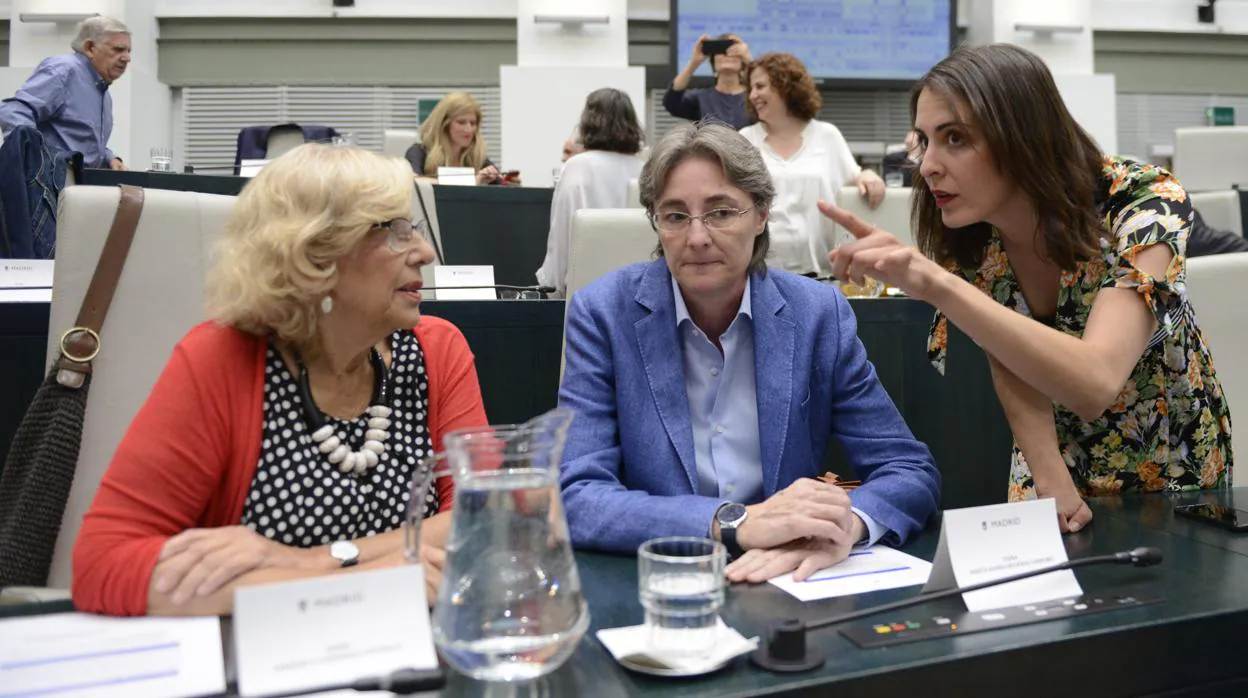 Marta Higueras y Rita Maestre con Manuela Carmena en el pleno de constitución del Ayuntamiento