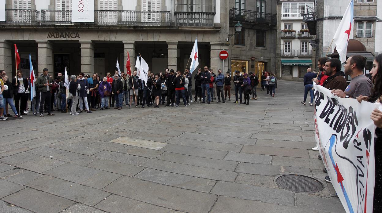 Concentración de apoyo a los detenidos, este lunes en la plaza de Cervantes de Santiago