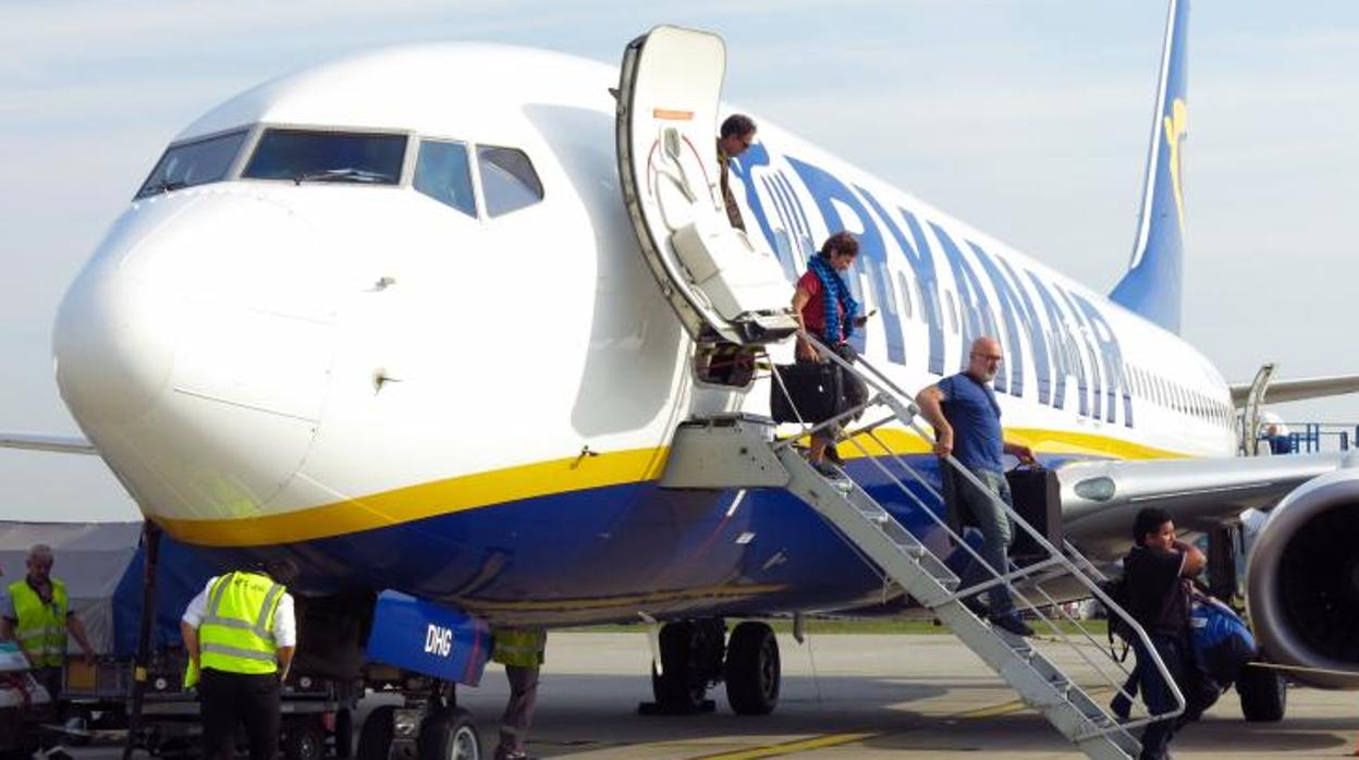 Pasajeros descienden de un avión de la compañía Ryanair