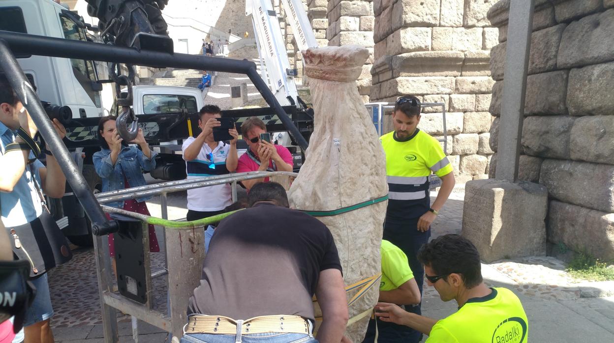 La réplica de la Virgen en el Acueducto de Segovia luce ya en el monumento romano