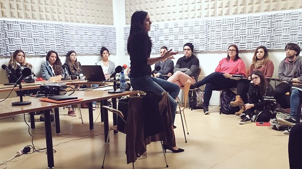 Vidina Espino con estudiantes de Periodismo de la Universidad de La Laguna cuando no militaba en Cs