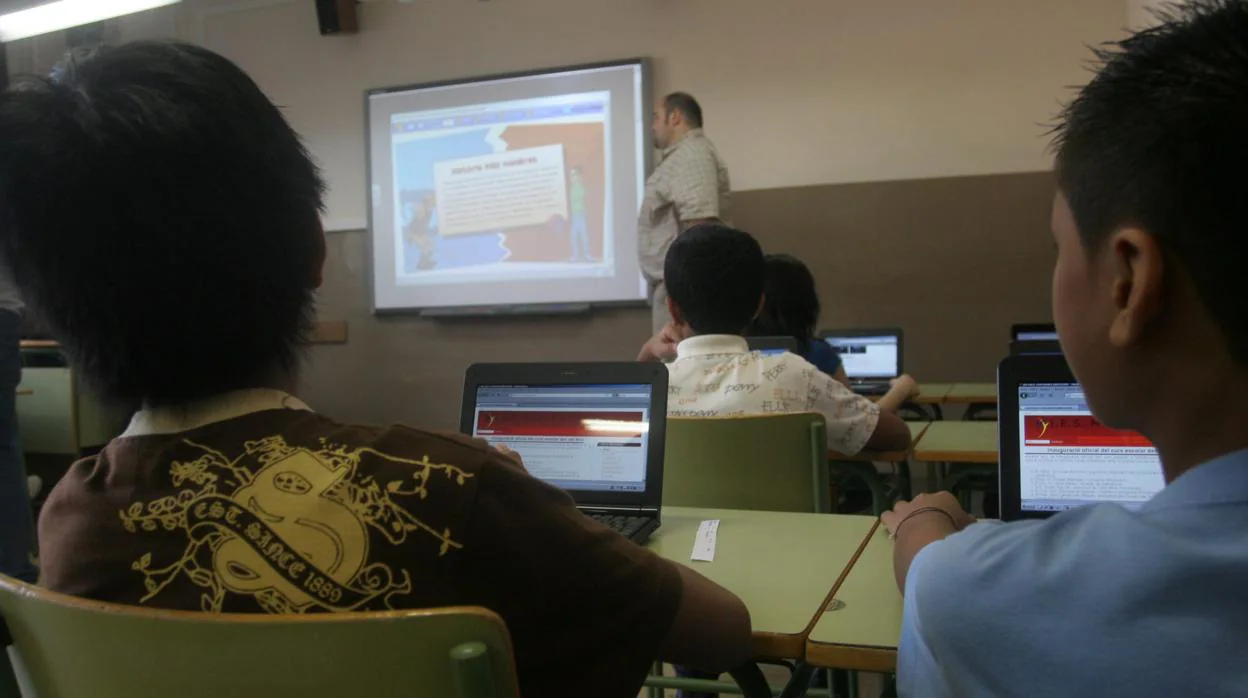 Alumnos ante sus ordenadores en el aula de una escuela barcelonesa