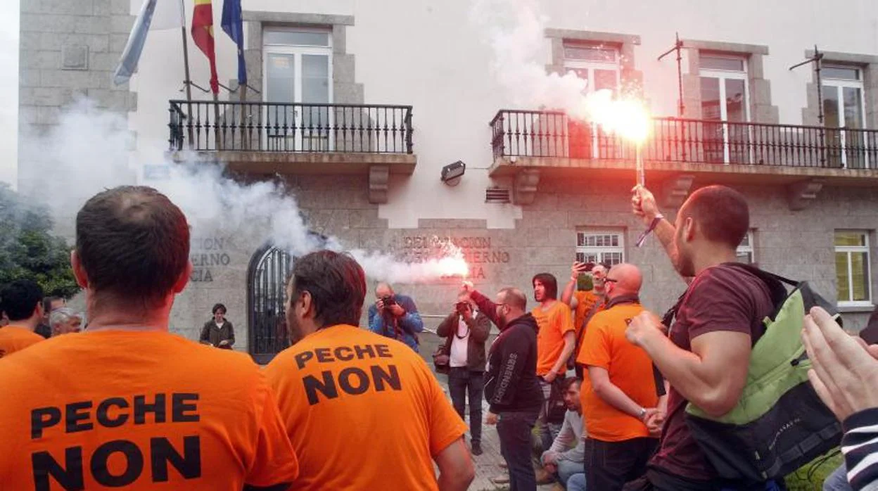Un grupo de trabajadores de Alcoa se encerró este martes en la Delegación del Gobierno en La Coruña