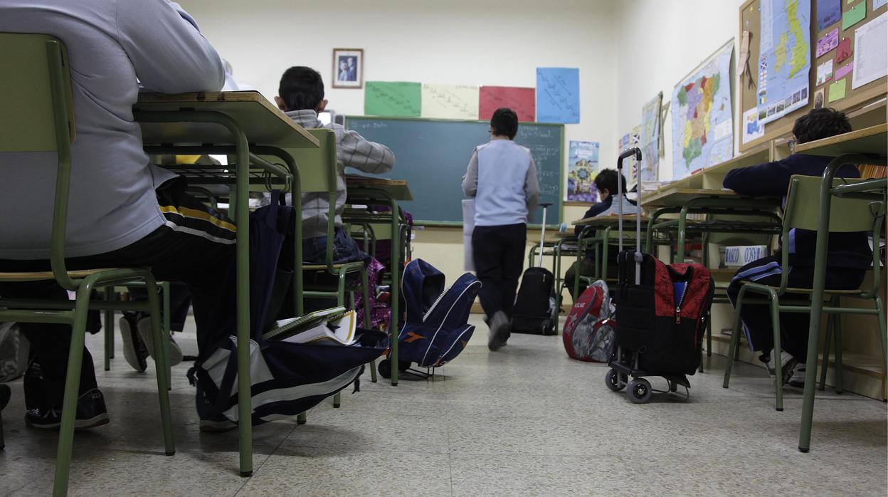 Un grupo de alumnos da clase en un colegio