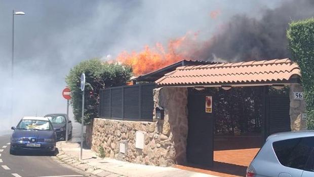 Un aparatoso incendio en Móstoles afecta a varias viviendas
