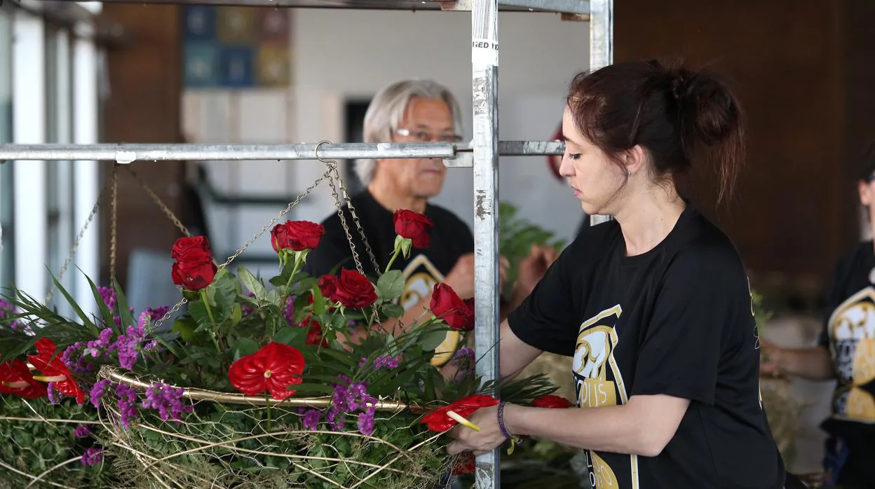 Los floristas ultimaban este martes los centros florales